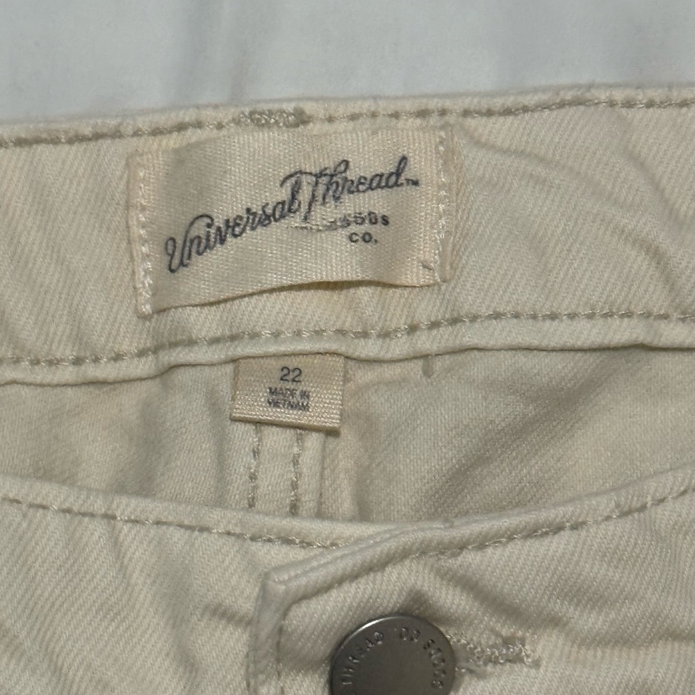 Universal Thread - Women’s- Off-White Shorts - Size 22 - Picture 2 of 6